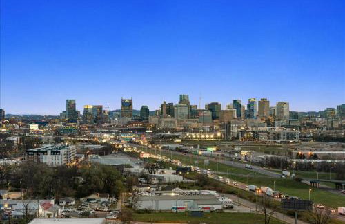 Nash House & Bars of Broadway with Patio Bar and Views! 8min Downtown! Sleeps 12! - Foto 59