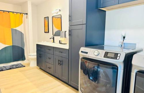 Luxe Modern Lakefront Oasis - Hot Tub, Sunset Views, Pet & Family Friendly! Close to UMF! - Foto 47