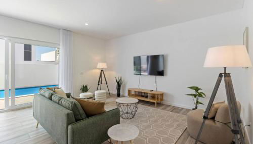 Modern Villa with Private Pool Near Baleal Beach - Photo 3