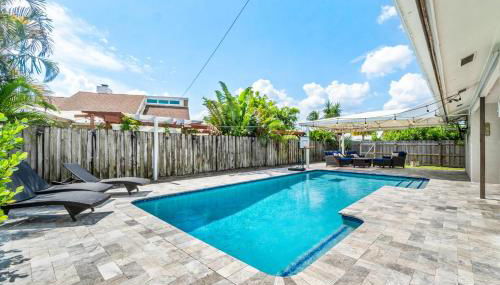Bright and Comfy 5 Star Location with a Heated Pool - Photo 1