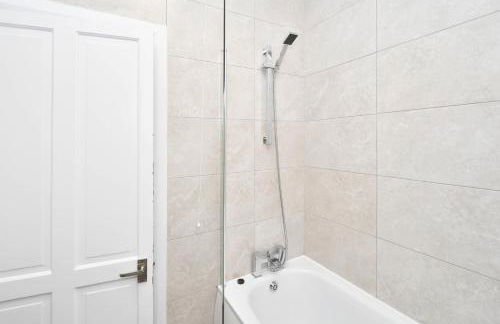 Elm House by YourStays - Lovely home in Cheshire, quiet residential street - Photo 52