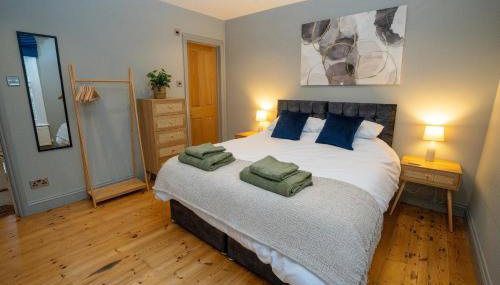 4 Bedroom Winchester Town House, central, parking - Foto 1, towels, wardrobe