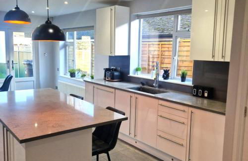 4 Bedroom Group Stay, 3 Bathrooms, Easy Parking - Photo 11