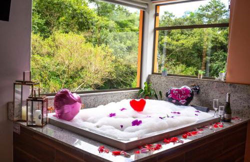 Chalé Canto do Galo 2 - Hidro da Jacuzzi, Lareira Ecológica, Cozinha Completa, Wi-Fi 80mbps, próximo a comércio local e relaxando ao som do riacho - Photo 12