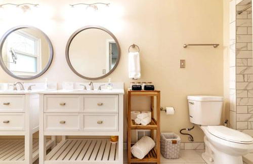 5 bedrooms with 4 Full Bath Fire Pit BBQ and Plush Amen on 1 2 acre - Photo 6