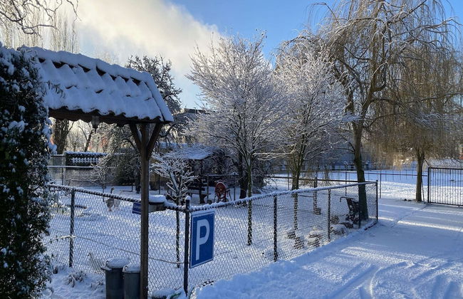 House Situated Peacefully on a Vast Green - Foto 36