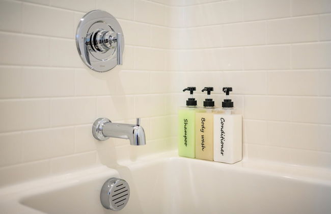 Chic Modern Retreat With Stunning Views 1360 Sqft - Photo 26