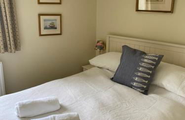 Reduced rates for this month! Beautiful cottage, 3 stories high with upstairs courtyard and set in an amazing location! The fantastic newly developed Town Mill with restaurants and craft shops on your doorstep Also only 2 minutes to the sea! , Sleeps 4 - Photo 12