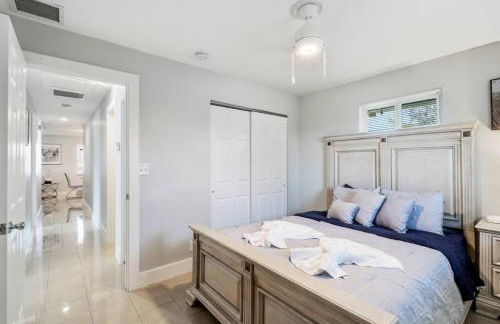 Roxanas 3bed 2bath Home with Modern Interior and BBQ Backyard - Photo 35