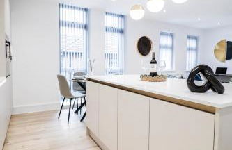 The Abbey Apartment - 1BR Apt with Dedicated Workspace, Fast Wifi & Stylish Kitchen Island & Free Secure Underground Parking - Foto 32