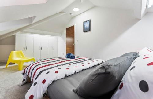 Exquisite 2-Bedroom Penthouse-Sleeps 7-Free Parking with Workspace & High-Speed WiFi - Foto 10