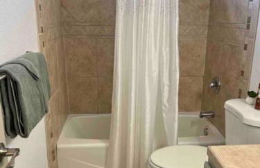 Spacious Getaway! Pool, Spa, Sleeps 9 - Foto 25