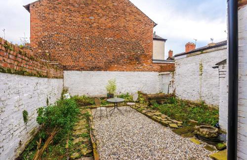 Charming Home in Chester by 53 Degrees Property, Ideal for Family Getaways, Central Location! - Foto 25