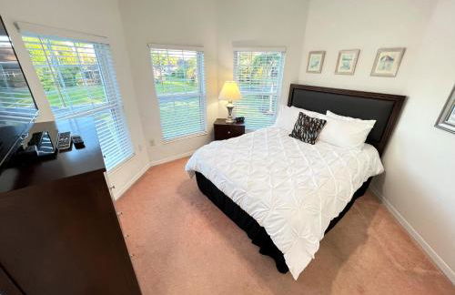 Lakefront Getaway LG South Facing Pool Hot Tub Pool Table & BBQ - 2 miles Disney - Foto 5