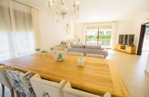 Soleado chalet con Piscina, WIFI y A/C - Photo 11