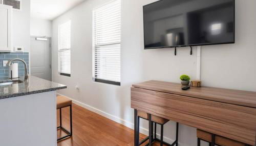 OTR, QUEEN Bed, 50in TV, Workspace, Near Lightrail - Foto 3