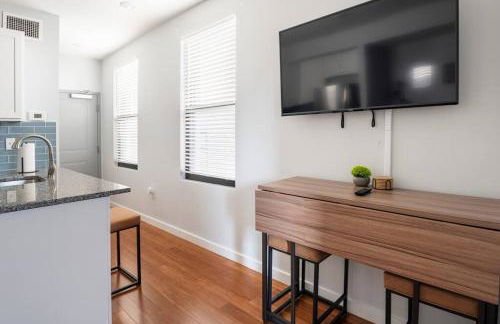 OTR, QUEEN Bed, 50in TV, Workspace, Near Lightrail - Foto 3