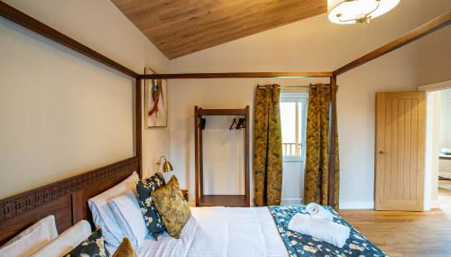 Breckland Lodge 4 with Hot Tub - Foto 3, towels, wardrobe