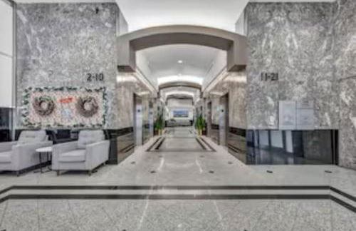 Modern Condo w/ Cathedral Views in Great Location - Foto 32