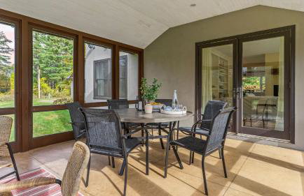 Modern Berkshires Farmhouse w Porch Fireplace Views Beaver Creek by AvantStay - Foto 36