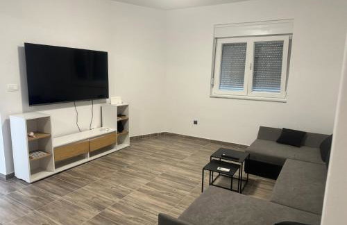 Olive House - Photo 6