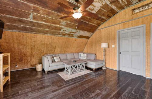 Rustic Barn Retreat w Hot Tub Game Room & FirePit - Photo 9