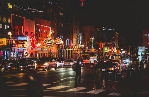 *NEW* Charm on Church ~ Cozy, Modern, Downtown Apt - Foto 51