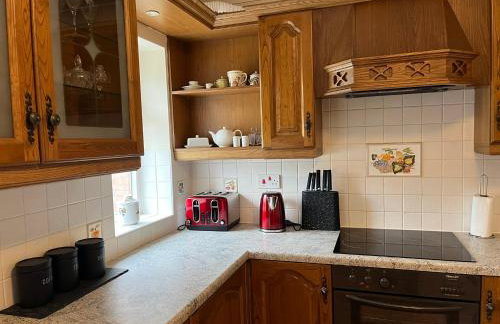 Three Bedroom Bungalow ideal for families or contractors Highbridge - Photo 11