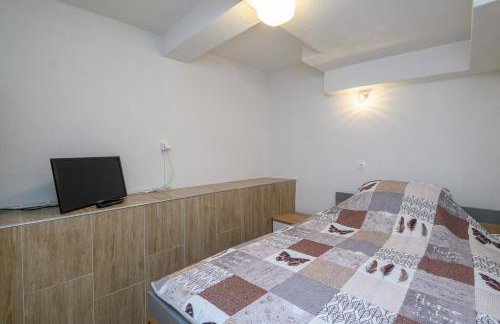 Apartment MARIO - veliki stan za odmor - terasa- vrt - bazen - pogled more, izoliran - Photo 27