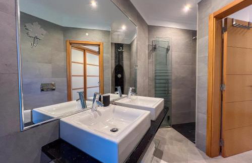 Beautiful 4-Bedroom Villa with Garden and Pool - Foto 23