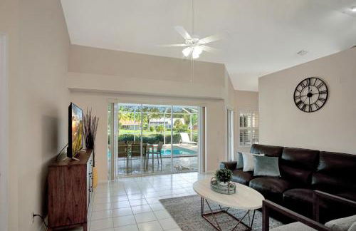 SUPERB VILLA WITH PRIVATE POOL IN NAPLES - Photo 11