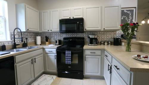 Renovated Modern Industrial Suite 2 BR Condo - Photo 3