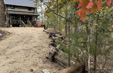 Redesign Wooden Cabin with Jacuzzi and Front Porch in North Carolina - Foto 5