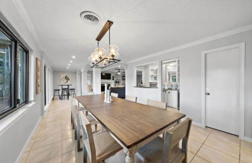 Waterfront oasis with private pool, game room, fire pit and volleyball court - Foto 30