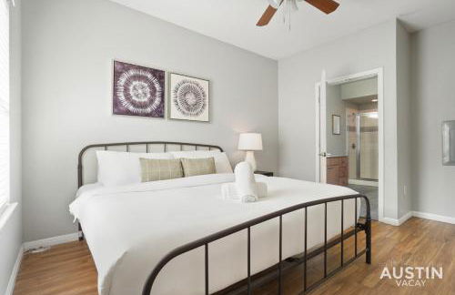 King Beds and Memory Foam Sleeper in Vibrant ATX Apt - Foto 24