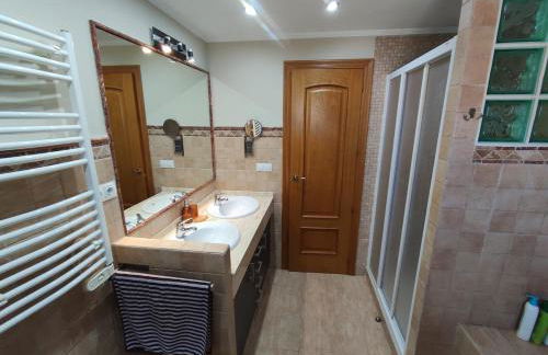 Villa Loli, Chalet con piscina, cerca de la playa y la ciudad - Photo 34