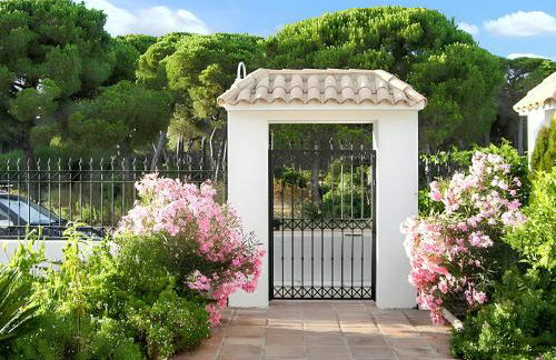 Elegant Villa in Nuevo Portil with Shared Pool - Foto 12