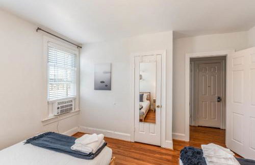 3BR Colonial House with Parking by CozySuites - Foto 13