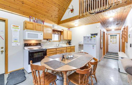 Cozy Birchwood Retreat on UTV Trail with Hot Tub! - Foto 6