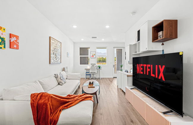 Chic Modern Retreat With Stunning Views 1360 Sqft - Photo 21