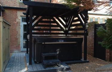 The West Wing at Eriviat Hall Hot Tub - Photo 3