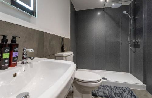 Luxe Detached 3 Bed Luxe House on Exclusive Private Estate Close to Coast Free Hot Tub Sleeps 6 Private Parking for 2 Cars - Photo 52