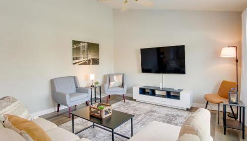 Bright Little Chute Condo with Deck and Yard! - Foto 5