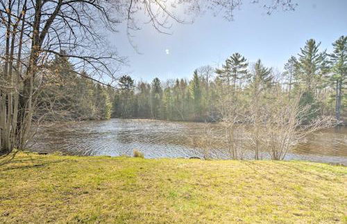 Riverfront Cabin in Alger with Patio and WiFi! - Foto 28