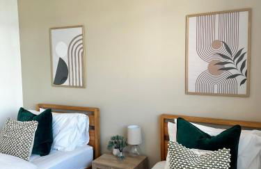 2 BR Flat - Short Lets & Serviced Accommodation Manchester with 2 Parking Spaces - Close to Hospitals - Foto 6