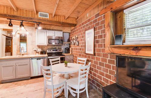 Riverfront Anglers Cabin in Fairhope with Deck! - Foto 7