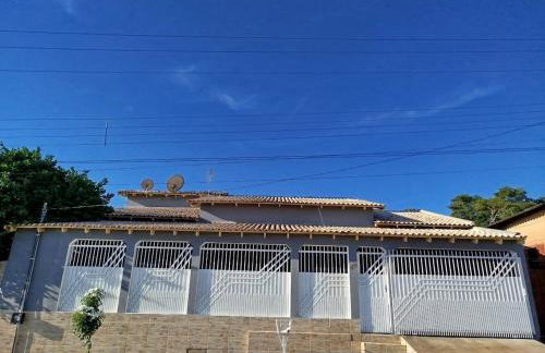 Casa grande, ar em todos os quartos, cabe 3 carros - Foto 1