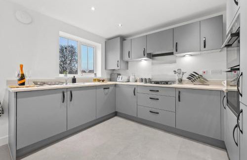 NEW! Spacious 3 BR Detached Home! Hosted by Oakstone stays! Driveway parking, Fast Wifi, A5 with great Midlands transport links - Foto 21