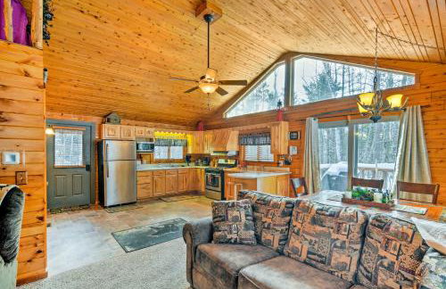 Cozy Manistique Cabin with Deck, Grill and Fire Pit! - Foto 8