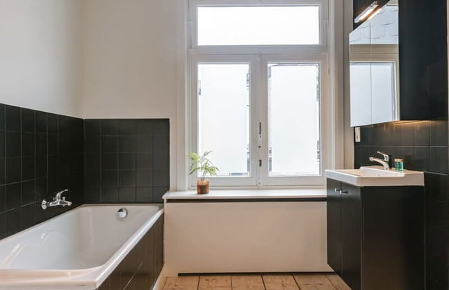 Charming House in the City of Antwerp With Parking - Foto 26